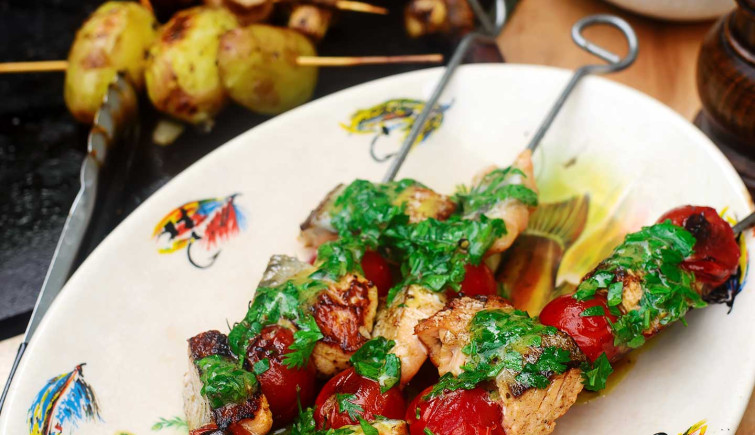 Кебаб из лосося с черри и винегретом