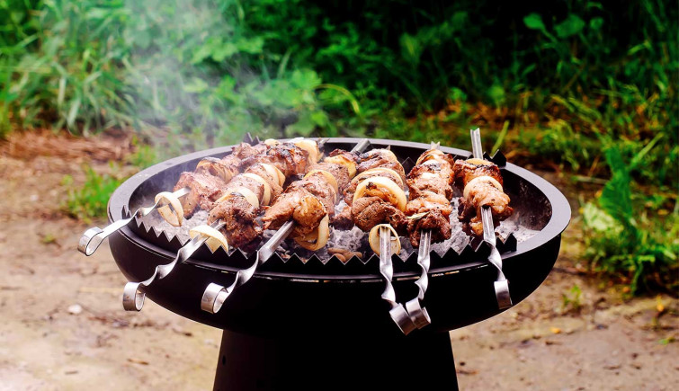 Шашлык на универсальном уличном гриль мангале UNO