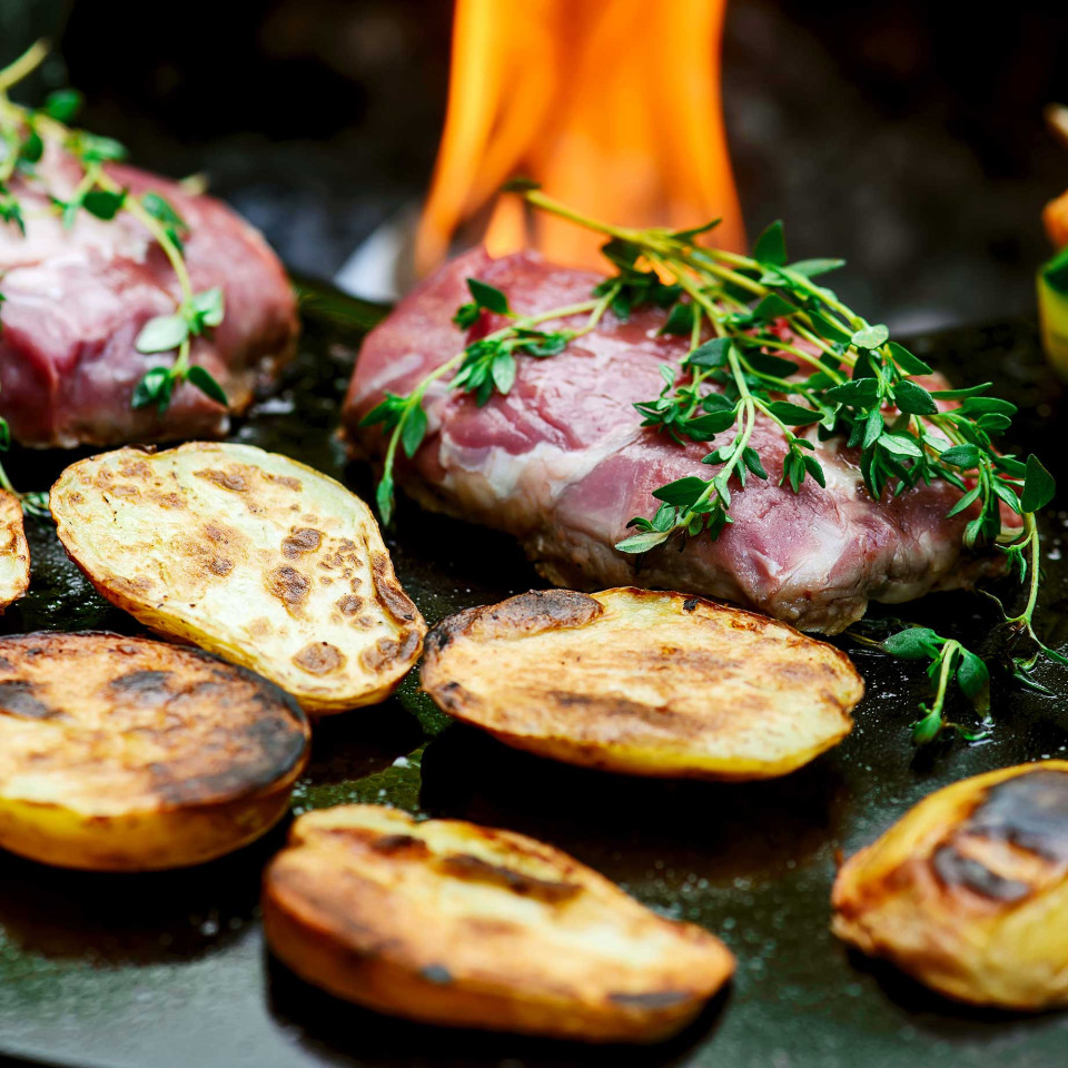 Стейк з картоплею на круглому мангалі UNO
