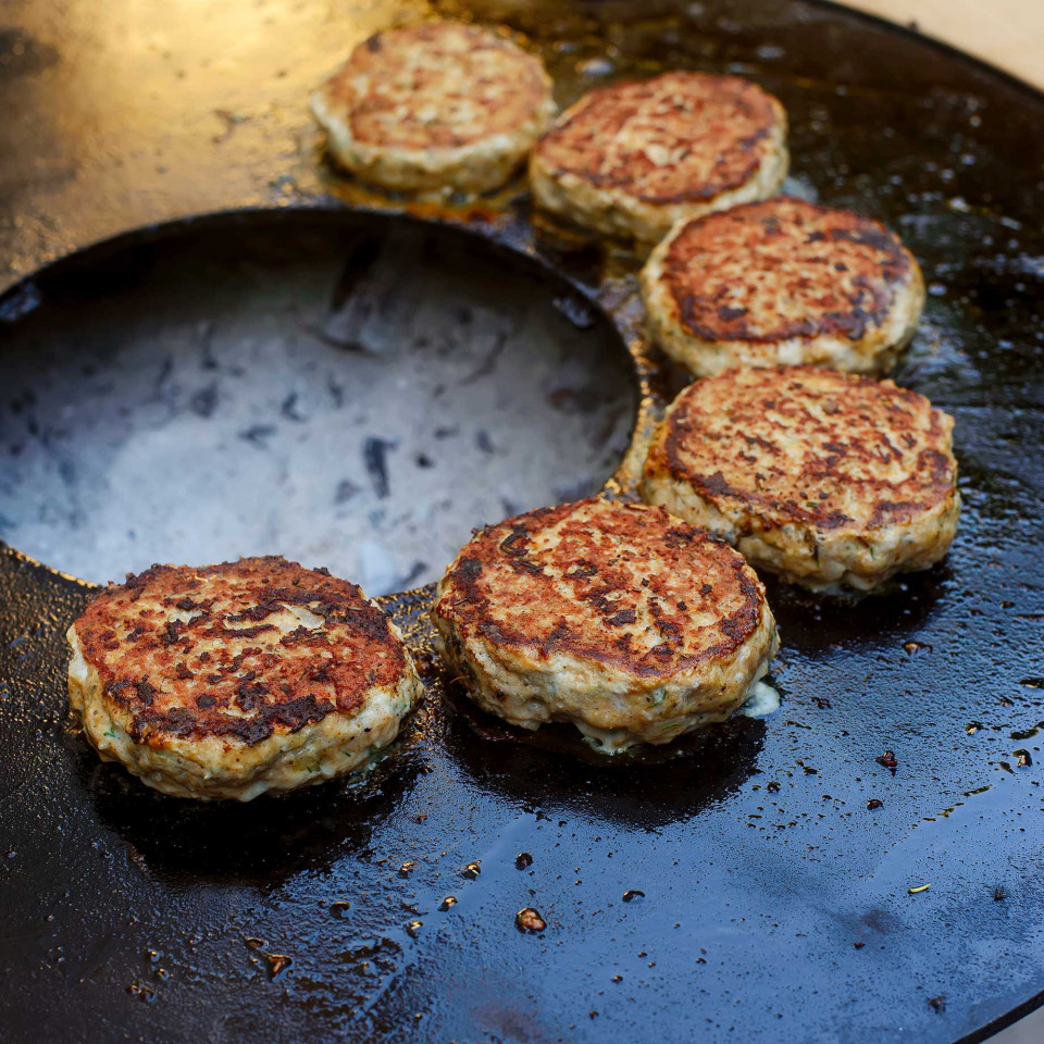 Бургеры из курицы на дровяном гриле UNO