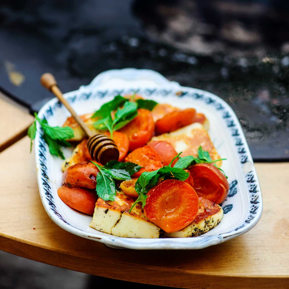 Халумі з абрикосами