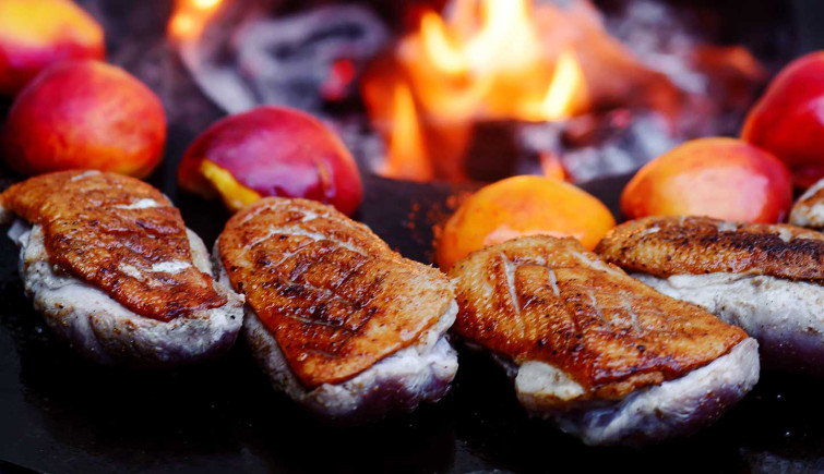 Утиная грудка с персиками гриль